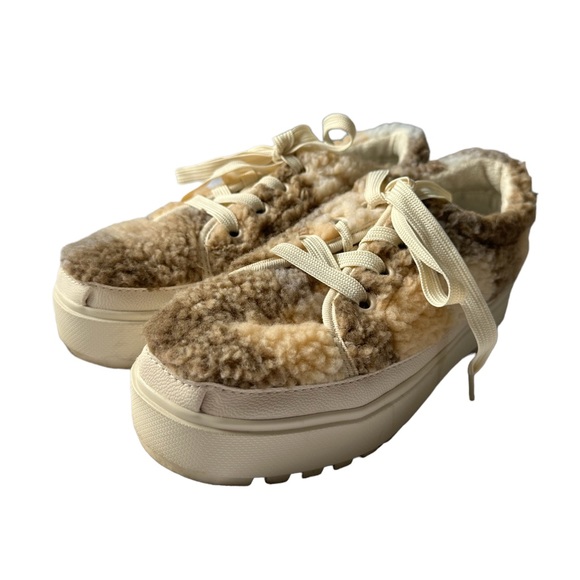 Tom’s Sherpa Lace Up Lug Shoes Platform Sneakers Tan Cream Size 6 - Picture 2 of 8